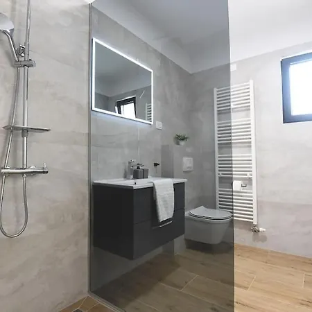 Villa Luka - New Isolated With Heated Pool, Jacuzi And Sauna Gračac