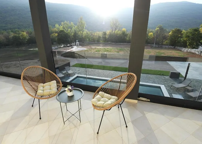 Luka - New Isolated With Heated Pool, Jacuzi And Sauna Gračac