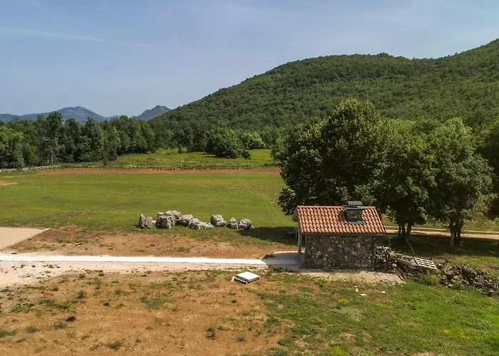 Luka - New Isolated With Heated Pool, Jacuzi And Sauna Gračac