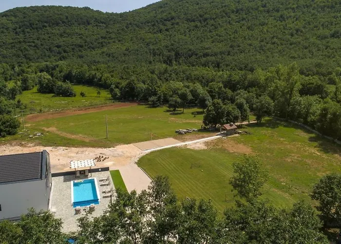 Villa Luka - New Isolated With Heated Pool, Jacuzi And Sauna Gračac
