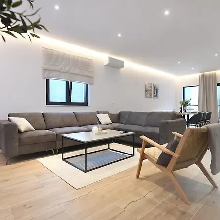 Villa Luka - New Isolated With Heated Pool, Jacuzi And Sauna Gračac