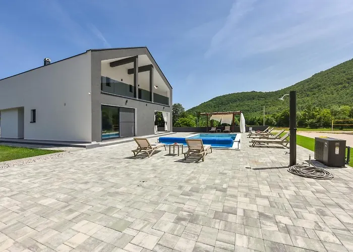Luka - New Isolated With Heated Pool, Jacuzi And Sauna 빌라 *
