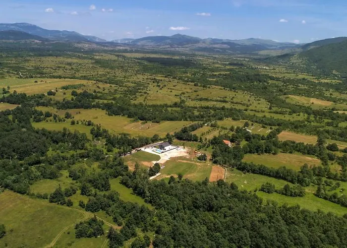 빌라 Luka - New Isolated With Heated Pool, Jacuzi And Sauna Gračac